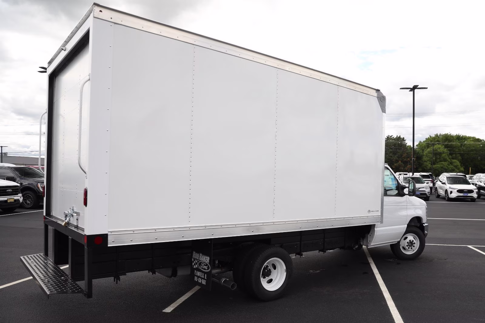 2027 Oxford White Ford E-Series Cutaway RWD Chassis