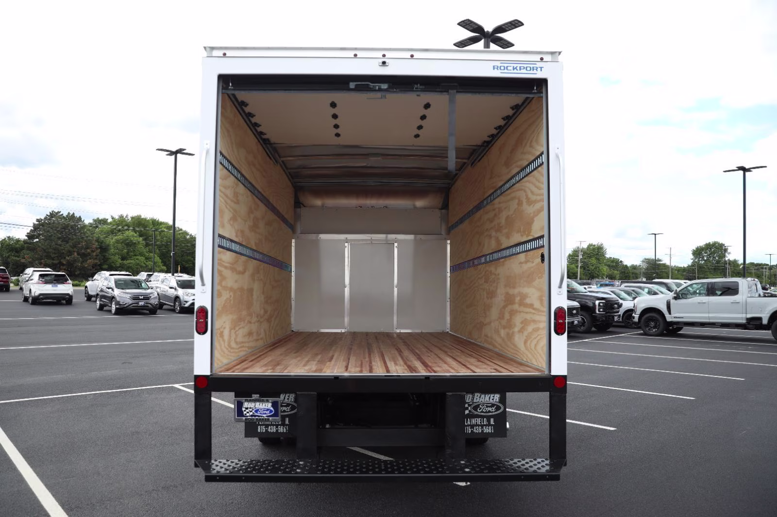 2027 Oxford White Ford E-Series Cutaway RWD Chassis