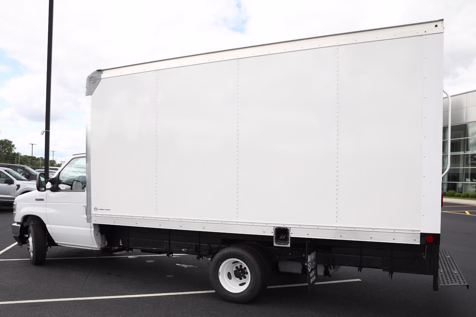 2027 Oxford White Ford E-Series Cutaway RWD Chassis