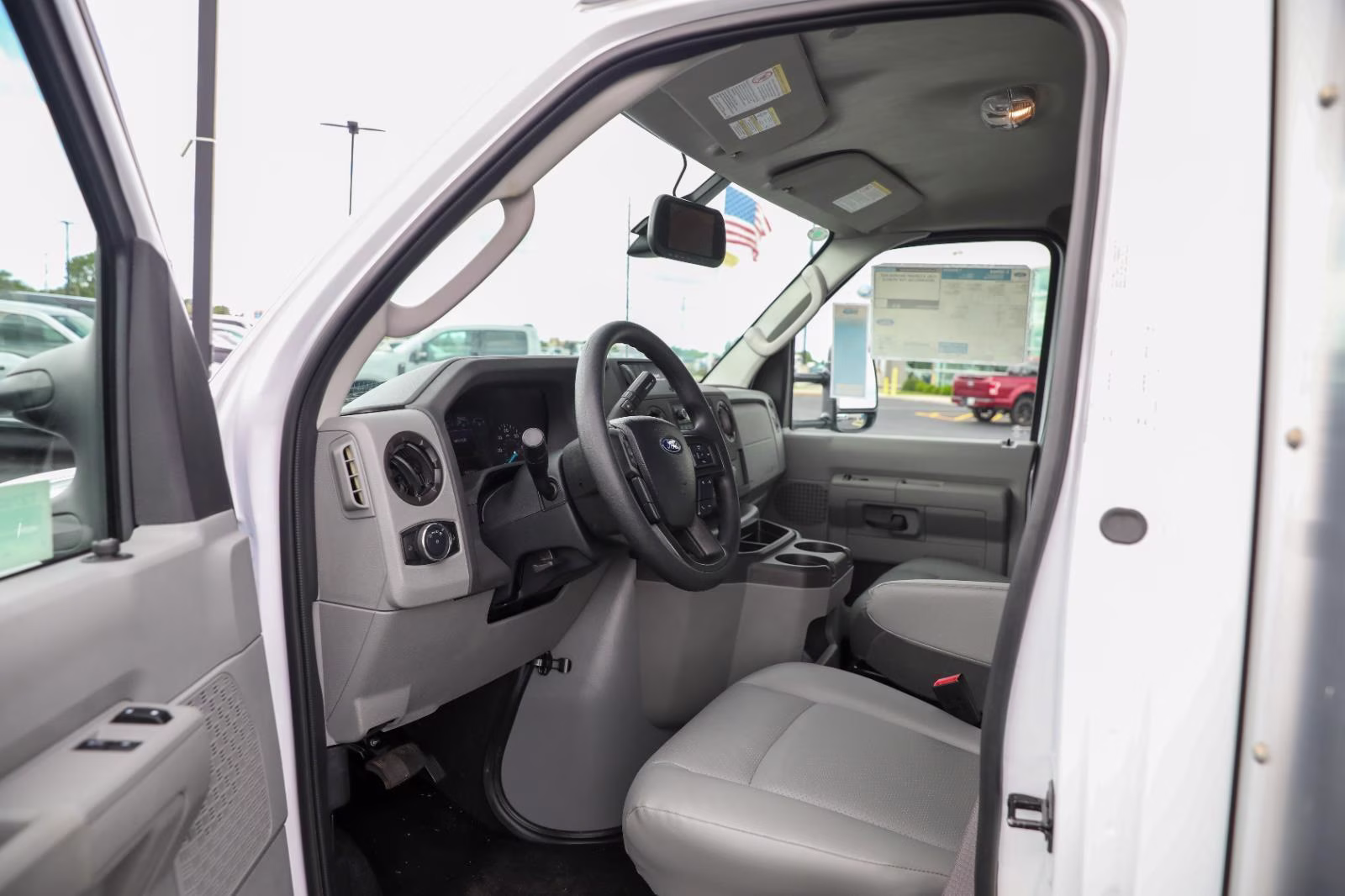 2027 Oxford White Ford E-Series Cutaway RWD Chassis