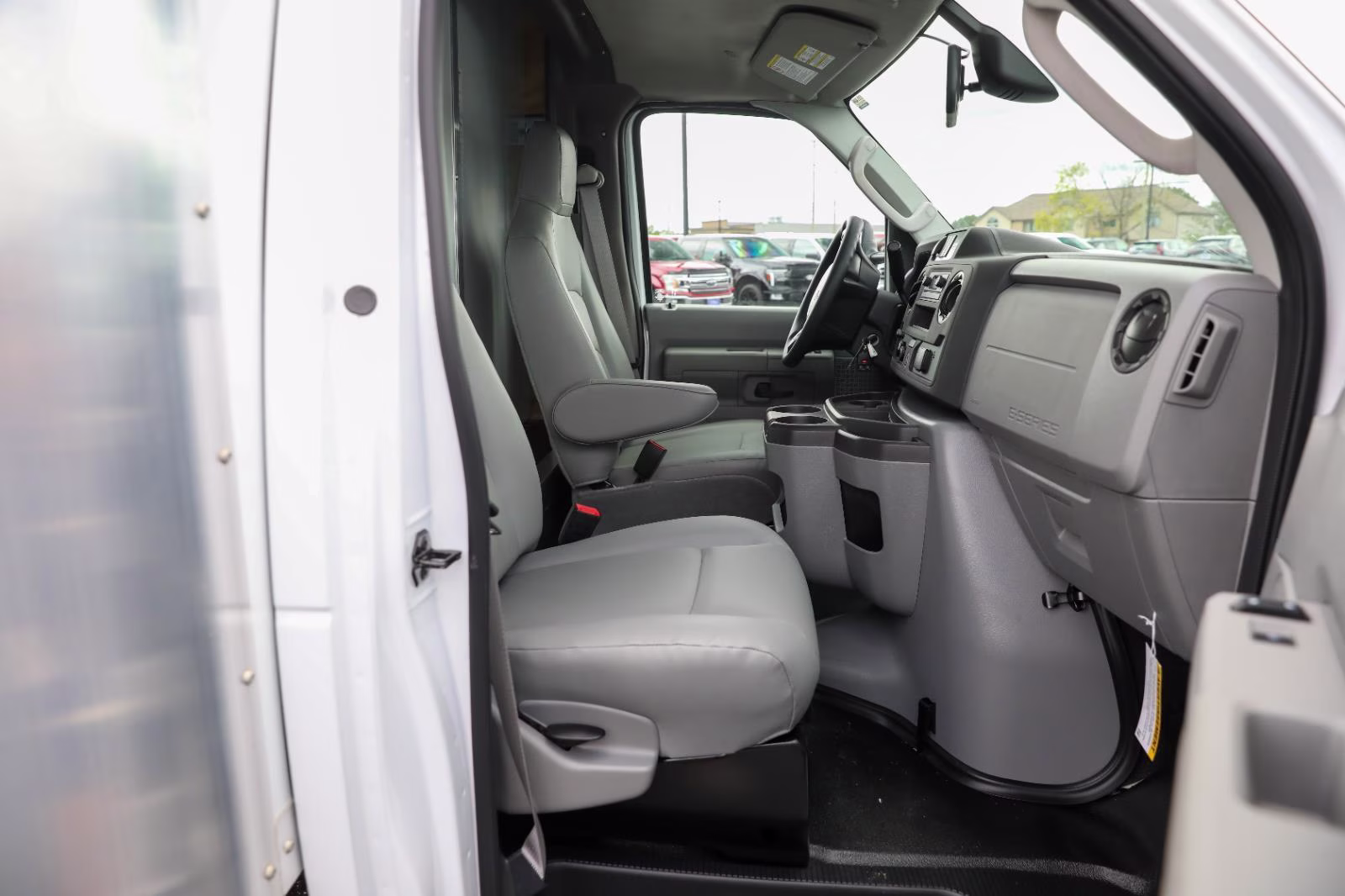 2027 Oxford White Ford E-Series Cutaway RWD Chassis