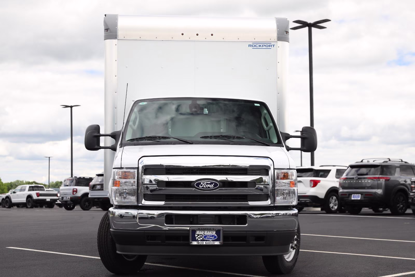 2027 Oxford White Ford E-Series Cutaway RWD Chassis
