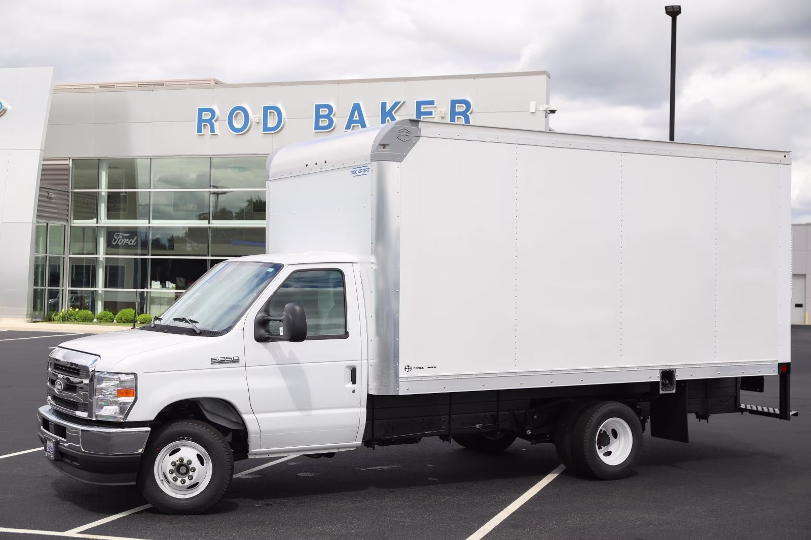 2027 Oxford White Ford E-Series Cutaway RWD Chassis