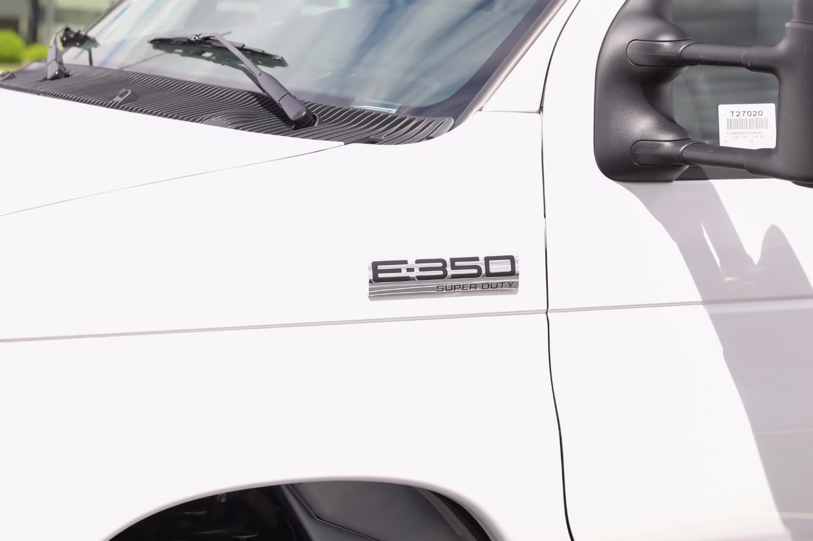 2027 Oxford White Ford E-Series Cutaway RWD Chassis