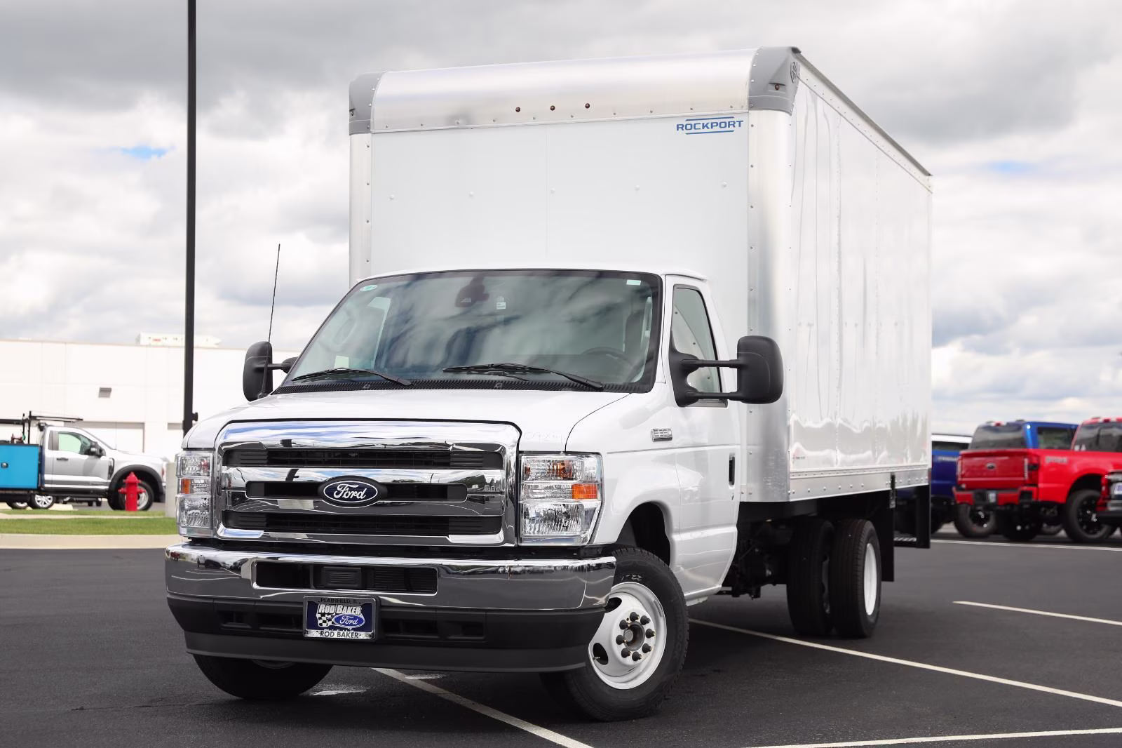 2027 Oxford White Ford E-Series Cutaway RWD Chassis