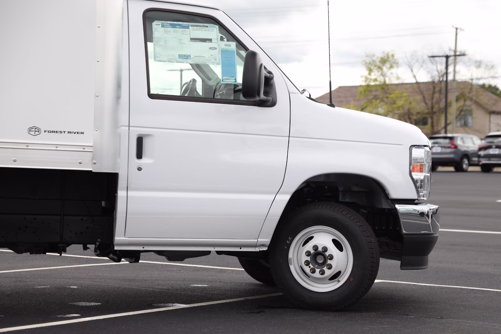 2027 Oxford White Ford E-Series Cutaway RWD Chassis