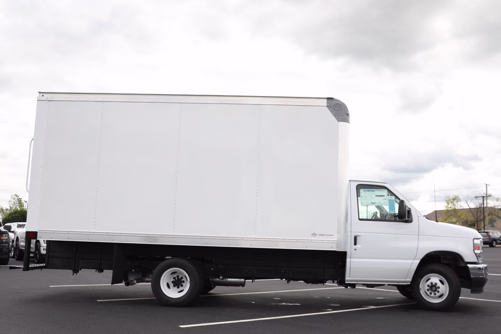 2027 Oxford White Ford E-Series Cutaway RWD Chassis