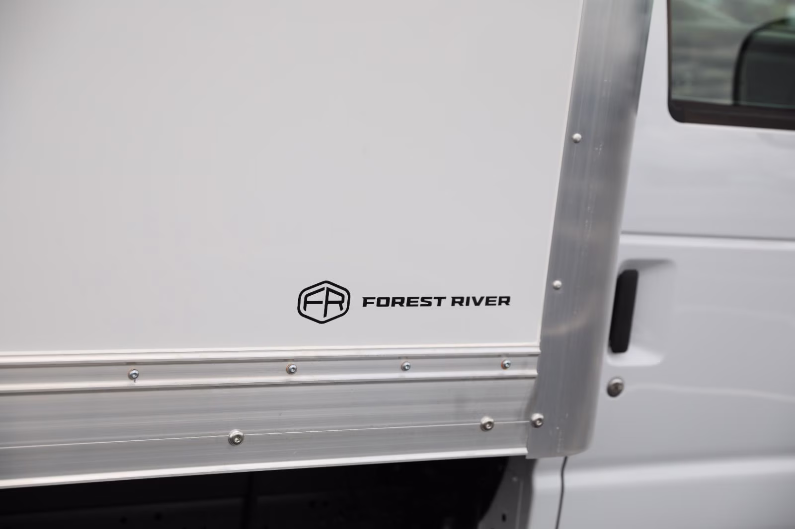 2027 Oxford White Ford E-Series Cutaway RWD Chassis