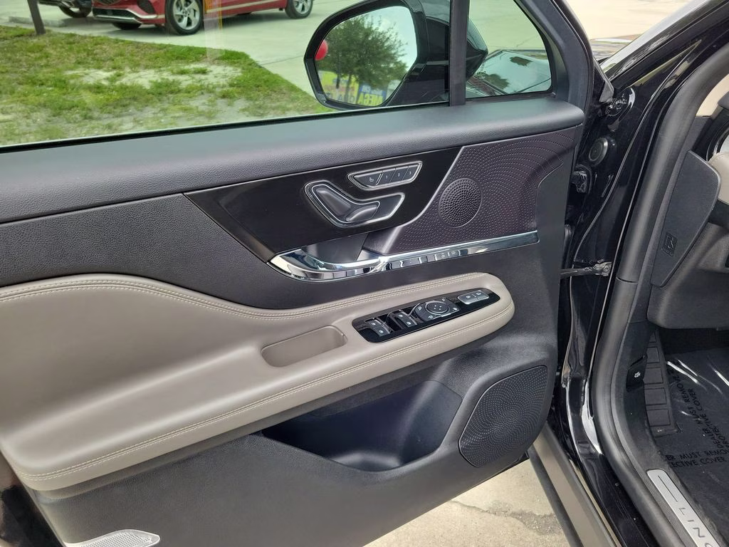 2024 Infinite Black Metallic Clearcoat Lincoln Corsair Premiere FWD SUV