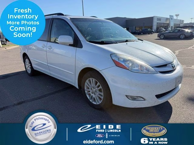 2008 Arctic Frost Pearl Toyota Sienna XLE FWD Van