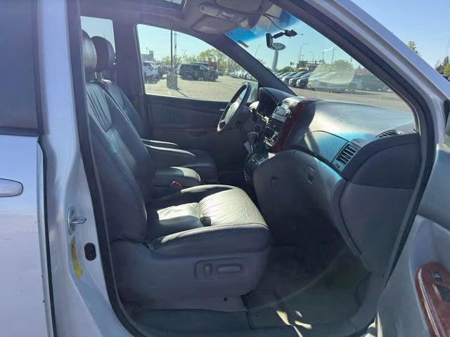 2008 Arctic Frost Pearl Toyota Sienna XLE FWD Van