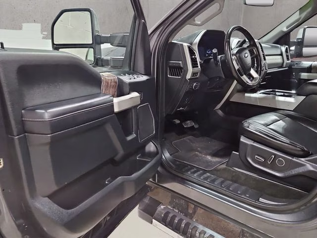 2018 Magnetic Metallic Ford Super Duty F-250 SRW Lariat 4X4 Truck
