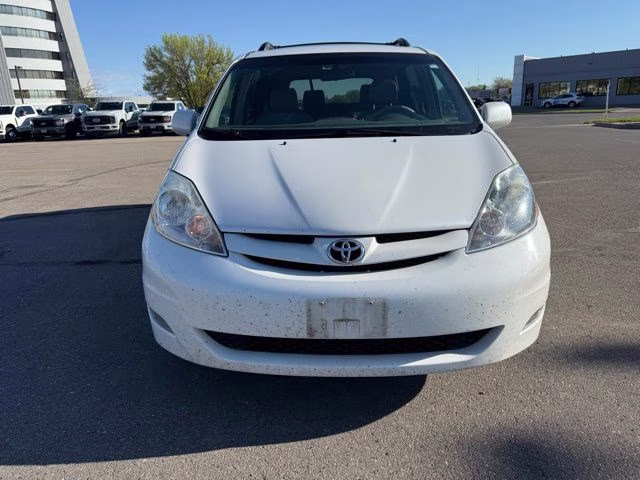 2008 Arctic Frost Pearl Toyota Sienna XLE FWD Van