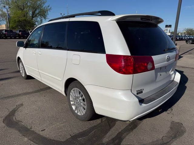 2008 Arctic Frost Pearl Toyota Sienna XLE FWD Van