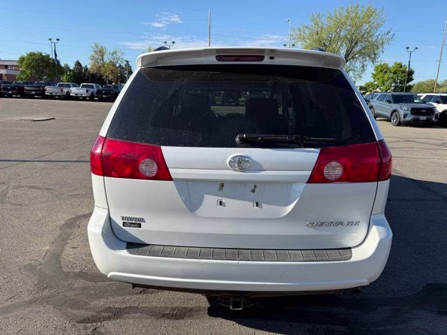 2008 Arctic Frost Pearl Toyota Sienna XLE FWD Van