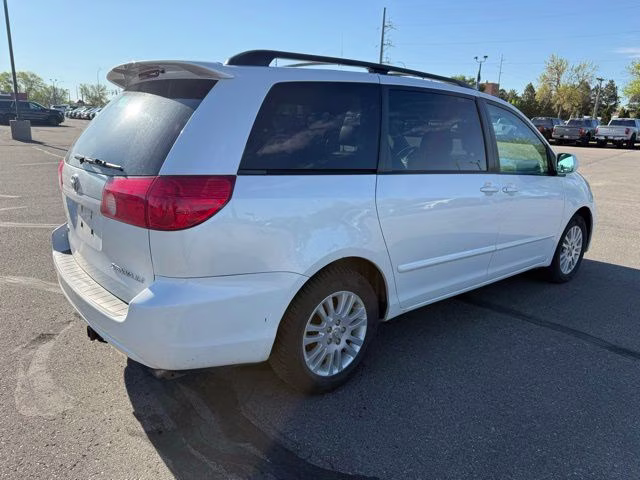 2008 Arctic Frost Pearl Toyota Sienna XLE FWD Van