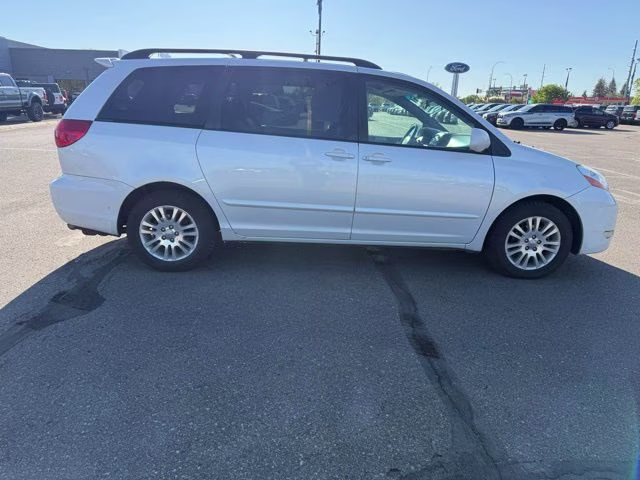 2008 Arctic Frost Pearl Toyota Sienna XLE FWD Van