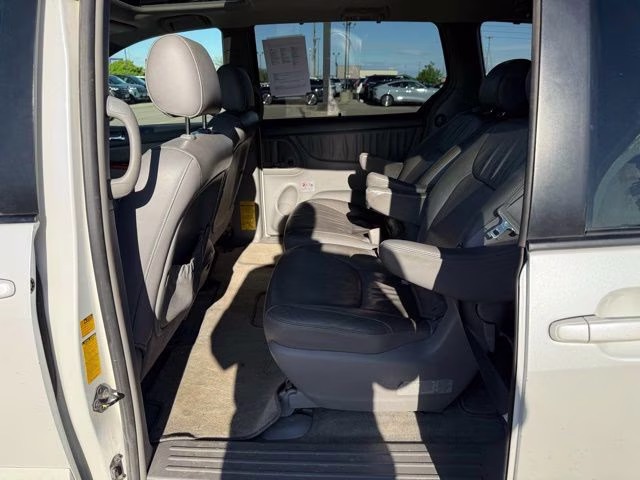 2008 Arctic Frost Pearl Toyota Sienna XLE FWD Van