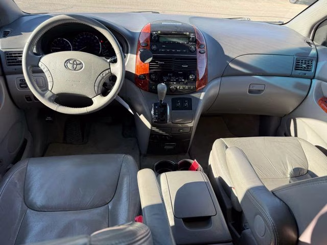 2008 Arctic Frost Pearl Toyota Sienna XLE FWD Van