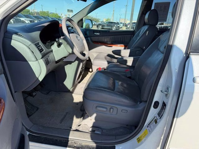 2008 Arctic Frost Pearl Toyota Sienna XLE FWD Van