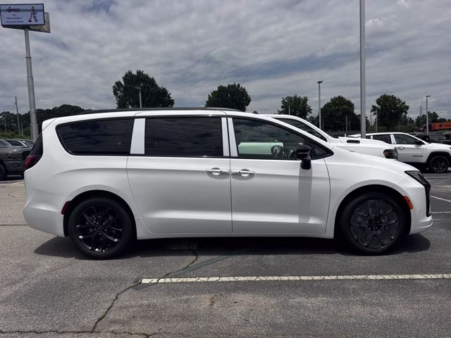 2027 Bright White Clearcoat Chrysler Pacifica Limited FWD Van