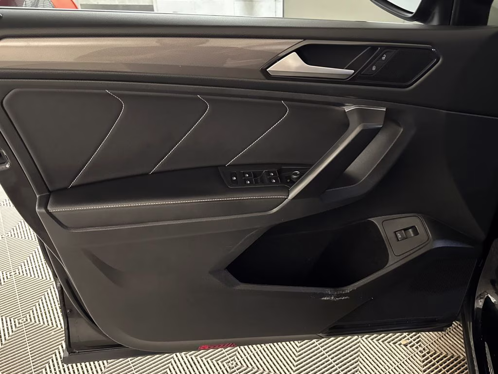 2022 Deep Black Pearl Volkswagen Tiguan 2.0T SE FWD SUV