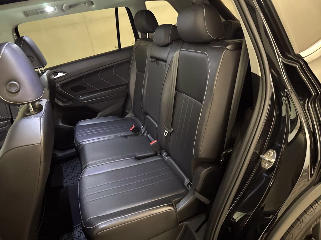 2022 Deep Black Pearl Volkswagen Tiguan 2.0T SE FWD SUV