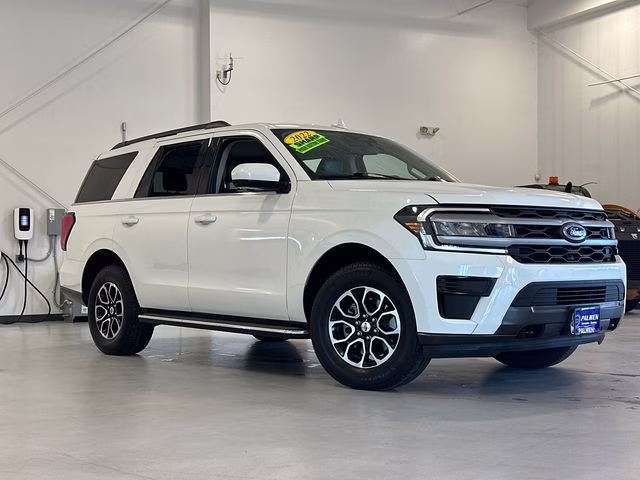 2022 White Metallic Ford Expedition XLT 4X4 SUV
