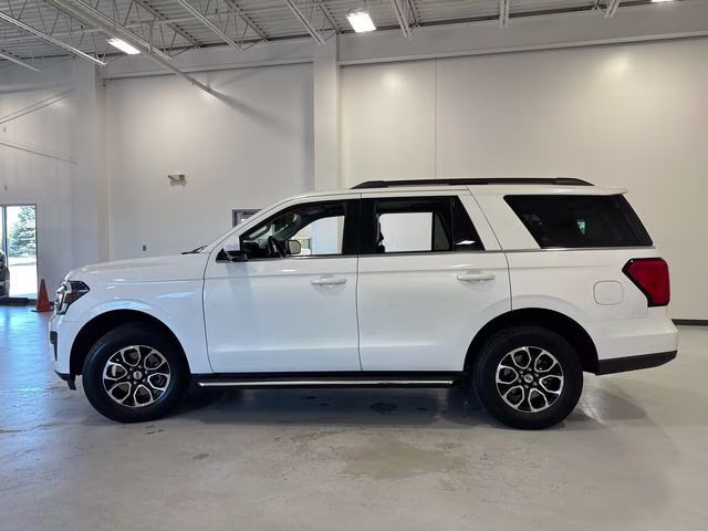 2022 White Metallic Ford Expedition XLT 4X4 SUV