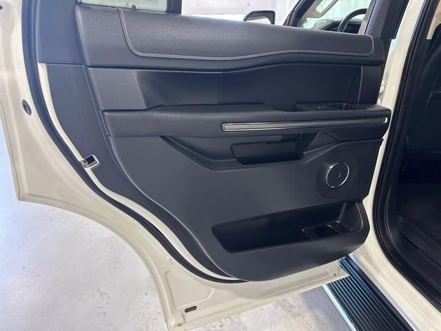 2022 White Metallic Ford Expedition XLT 4X4 SUV