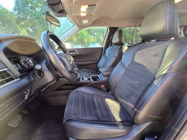 2024 Gray Mitsubishi Outlander SE FWD SUV