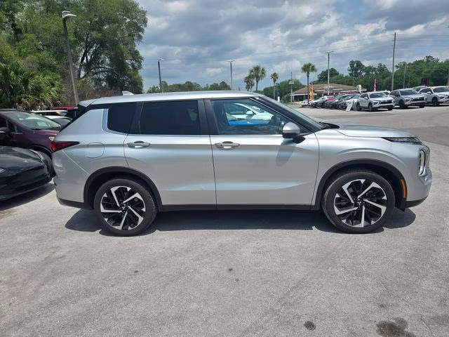 2024 Alloy Silver Metallic Mitsubishi Outlander SE AWD SUV