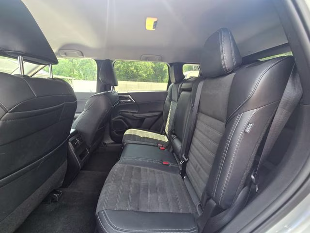 2024 Alloy Silver Metallic Mitsubishi Outlander SE AWD SUV