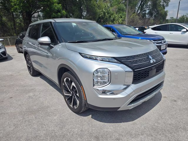 2024 Alloy Silver Metallic Mitsubishi Outlander SE AWD SUV