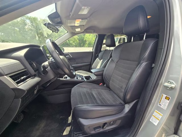 2024 Alloy Silver Metallic Mitsubishi Outlander SE AWD SUV