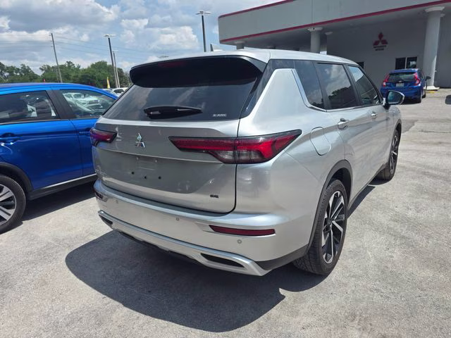 2024 Alloy Silver Metallic Mitsubishi Outlander SE AWD SUV