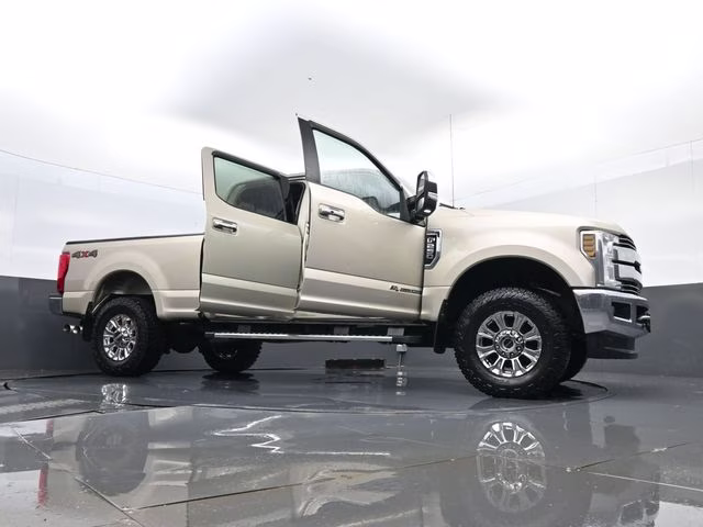 2018 White Gold Metallic Ford Super Duty F-250 SRW Lariat 4X4 Truck