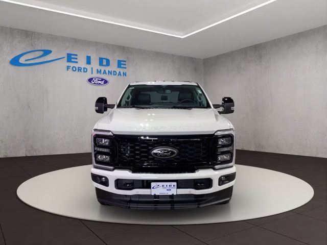 2026 Star White Metallic Tri-Coat Ford Super Duty F-350 SRW Lariat Black Appearance 4X4 Truck