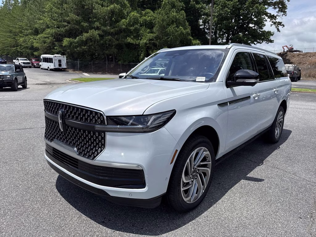 2025 Crystal White Lincoln Navigator L Reserve 4X4 SUV