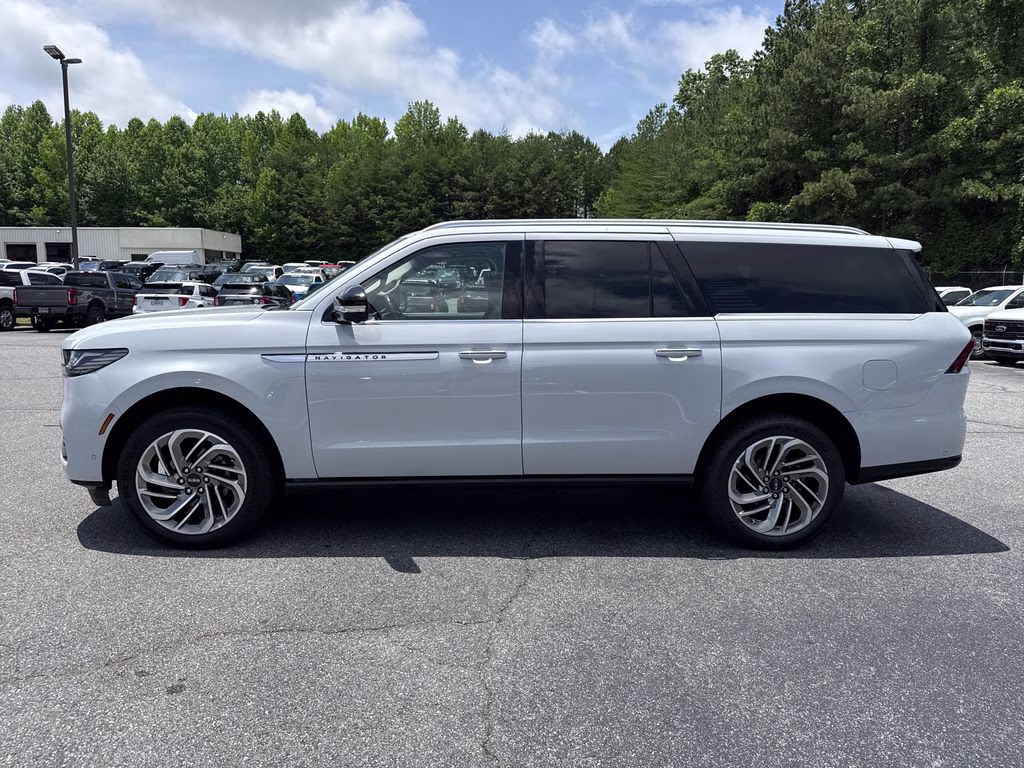 2025 Crystal White Lincoln Navigator L Reserve 4X4 SUV