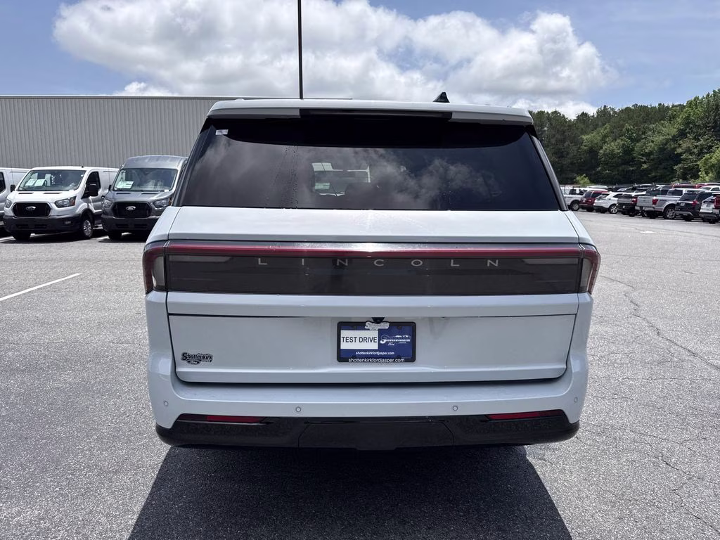 2025 Crystal White Lincoln Navigator L Reserve 4X4 SUV