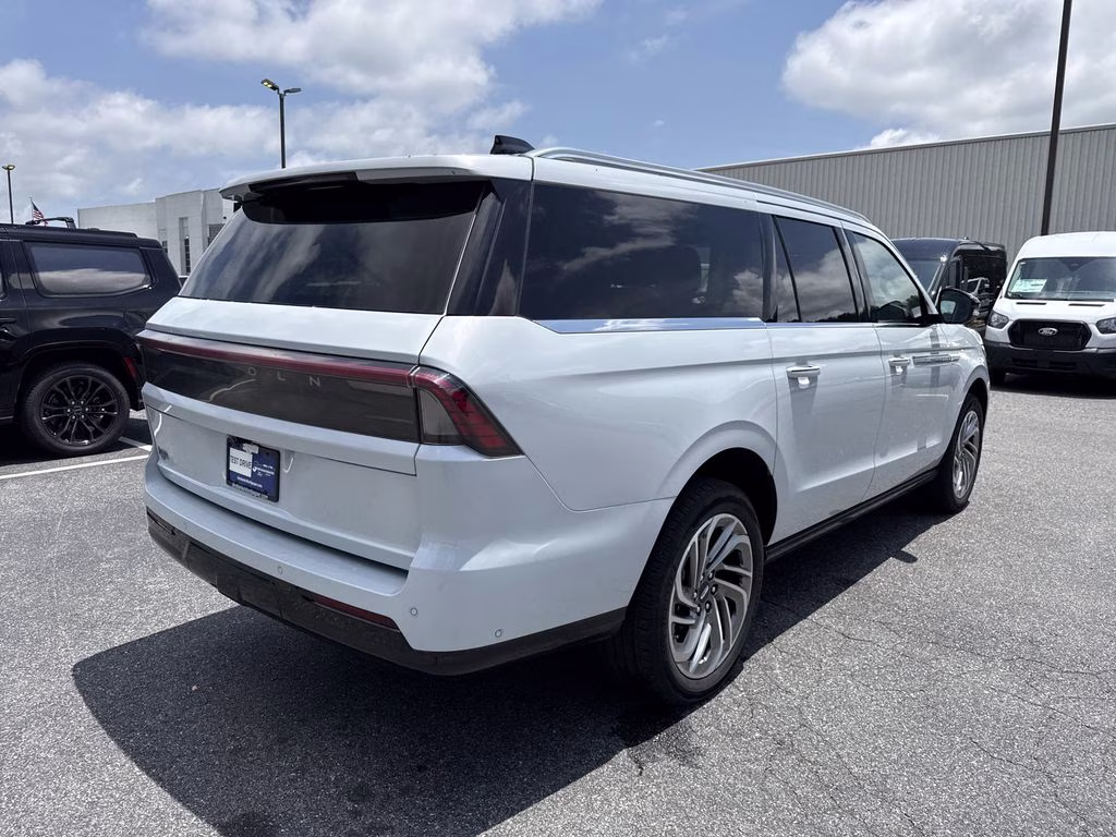 2025 Crystal White Lincoln Navigator L Reserve 4X4 SUV