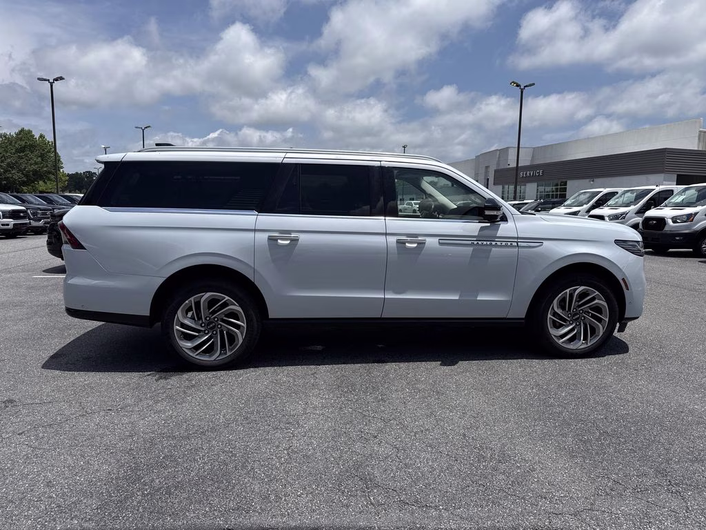 2025 Crystal White Lincoln Navigator L Reserve 4X4 SUV