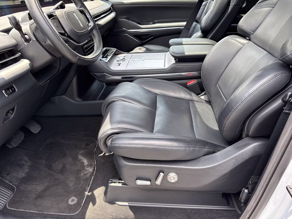 2025 Crystal White Lincoln Navigator L Reserve 4X4 SUV
