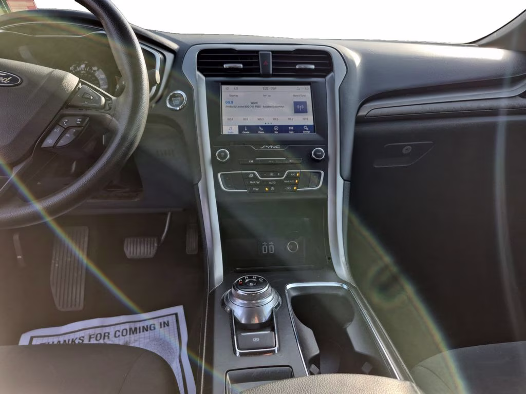 2019 White Platinum Clearcoat Metallic Ford Fusion SE FWD Sedan
