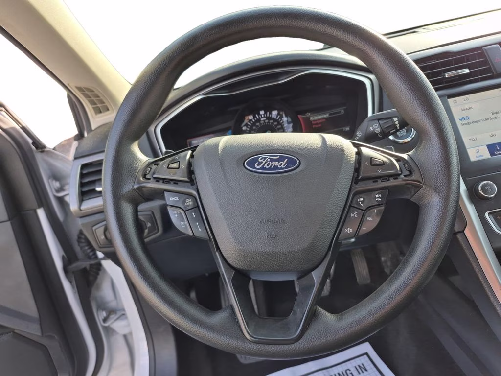2019 White Platinum Clearcoat Metallic Ford Fusion SE FWD Sedan