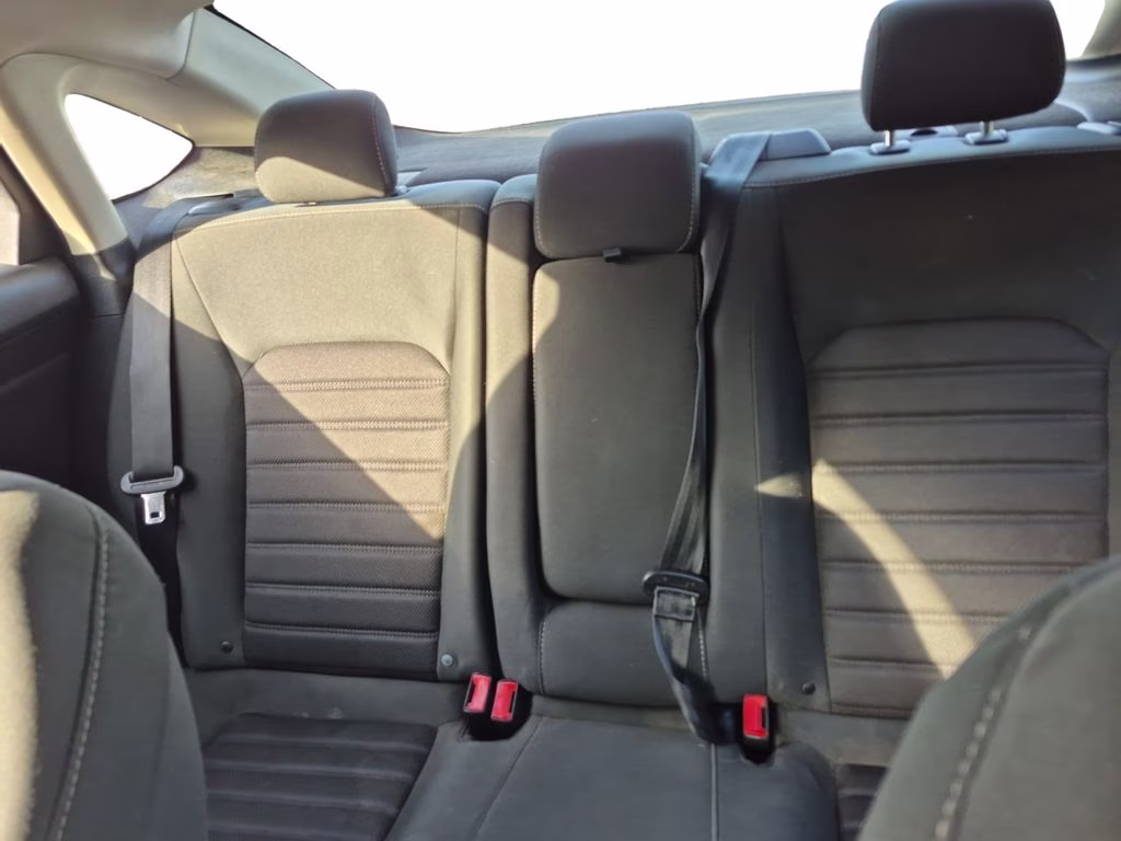 2019 White Platinum Clearcoat Metallic Ford Fusion SE FWD Sedan
