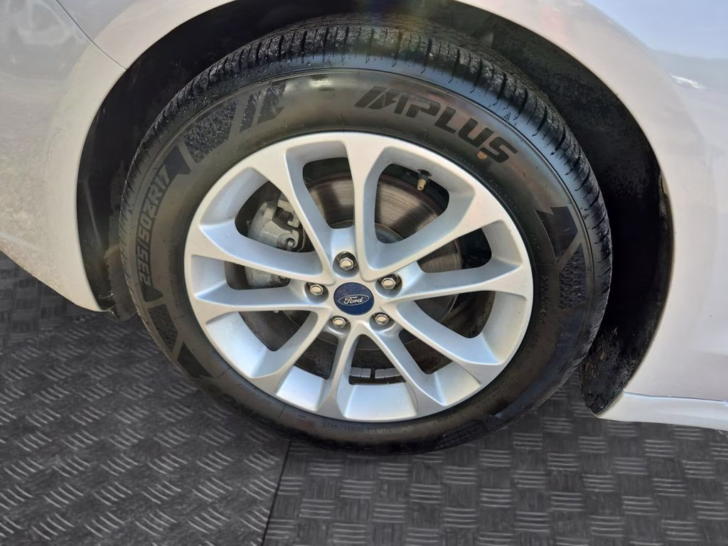 2019 White Platinum Clearcoat Metallic Ford Fusion SE FWD Sedan