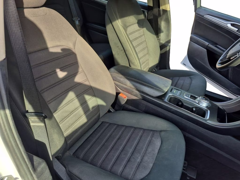 2019 White Platinum Clearcoat Metallic Ford Fusion SE FWD Sedan