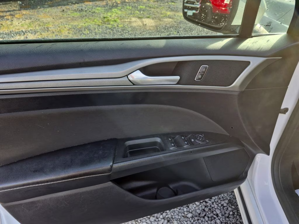 2019 White Platinum Clearcoat Metallic Ford Fusion SE FWD Sedan